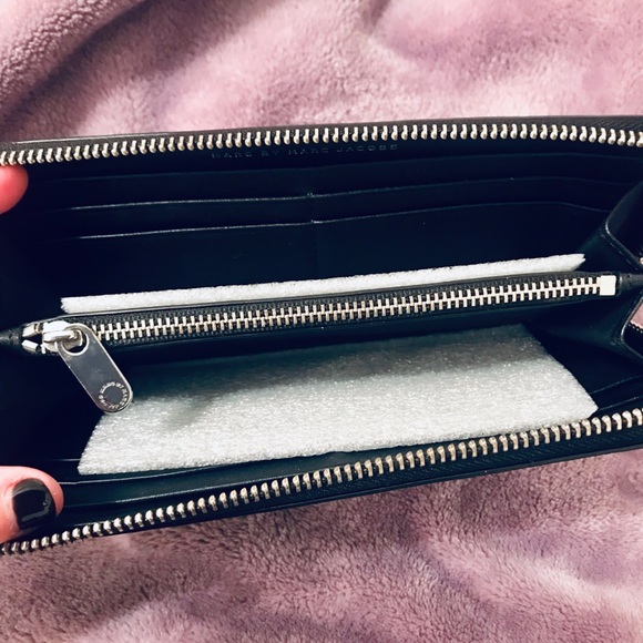 MARC JACOBS ZIP AROUND LEATHER WALLET GENTLY LOVED - Picture 3 of 5